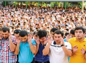 Müslümanlar camilere sığmadı