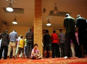 Müslümanlar depoda namaz kılıyor...