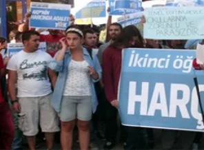 Öğrencilerden harç protestosu