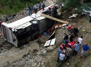 Otobüs uçuruma yuvarlandı: 52 ölü