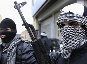 Özgür Suriye Ordusu halka ekmek yapıyor