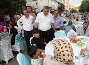 Sakarya'da sokak ortasında 5 yıldızlı iftar