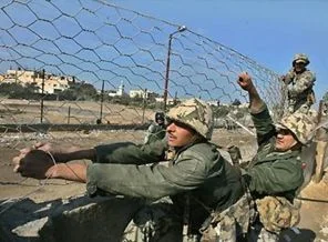 Sina'da silahlı kişiler, polis araçlarına ateş açtı