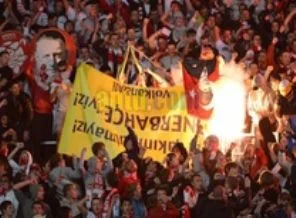 Spartak Moskova taraftarı Atatürk posteri yaktı