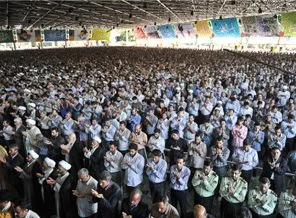 Tahran'daki namaza yüzbinlerce kişi katıldı