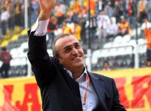 Taraftarın yeri tribündür