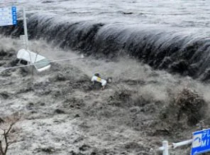 Tsunami Filipinler'i vurmaya başladı (video)