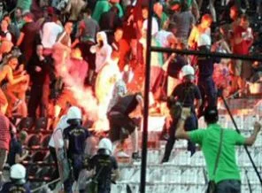Yunanistan'da futbol terörü hortladı !