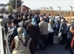 Yüzlerce Suriyeli Türkiye sınırına akın etti