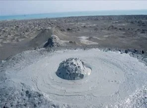 Azerbaycan'da çamur volkanı püskürdü