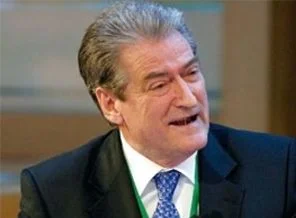 Başbakan Berişa: Arnavutluk bir ada gibi kaldı