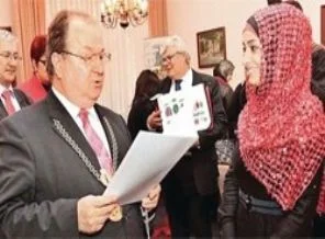 Başörtülüyü gasp etmiyorlar