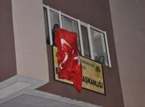BDP binasına Türk bayrağı astılar