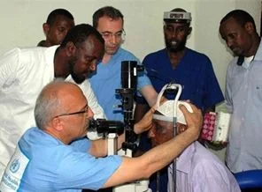 El feneriyle göz ameliyatı yaptılar