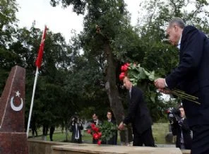 Erdoğan Azerbaycan'da Türk Şehitliğini gezdi