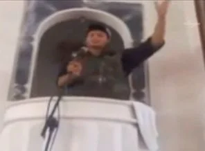 Esed'in askerlerinden namaza hakaret (video)