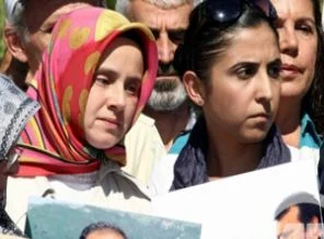 Esir gazetecinin eşi Başbakan'a yüklendi...