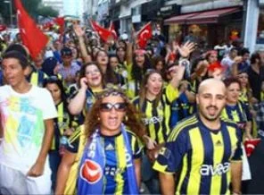 Fenerbahçeli taraftarlardan ''teröre lanet'' yürüyüşü