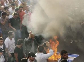 Hasan Nasrallah yüz bin kişiyle uyardı