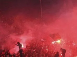 Holiganlar Türkler'e saldırdı!