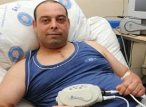 Kalbini elinde taşıyan adam