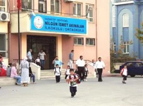 Kapıcı çocuklarının bir sınıfta toplandığı'' iddiası