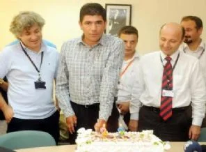 Kol naklinin ikinci yılında yaş pastasını elleriyle kesti