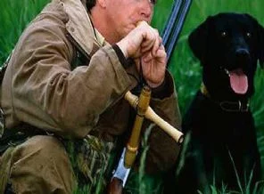 Köpek silahla sahibini vurdu!