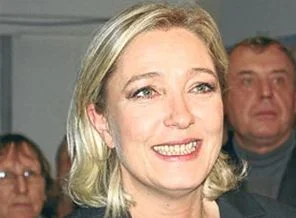Le Pen: Sokakta da başörtüsü yasaklanmalı