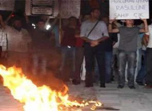 Londra'da ABD ve İsrail bayrakları yakıldı
