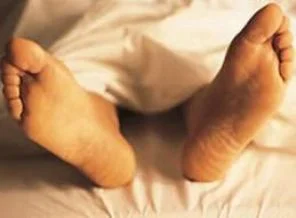 Morgda yatan naaşı domuz etiyle kapladılar