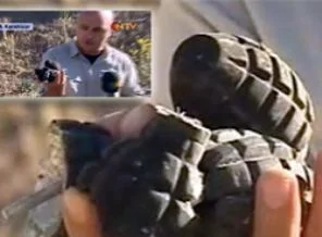 Muhabir el bombalarıyla yayına çıktı (video)