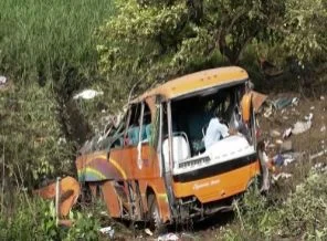 Otobüs uçuruma yuvarlandı!