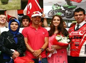 Şampiyon çiçeklerle karşılandı