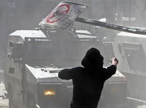 Şili'de öğrenciler polisle çatıştı