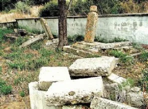 Subay Şehitliği harabeye döndü