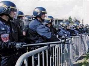 Tek kişilik gösteriye 60 polis