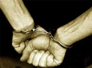 Türk askerleri, Rum polisini gözaltına aldı