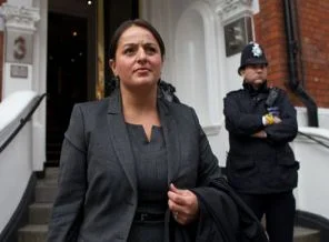 Türk vekil Assange'ı ziyaret etti