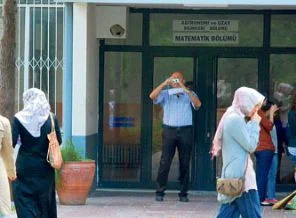 Uzaylı profesöre 2 yıl hapis