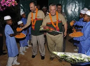 Vekiller Arakan'da çiçeklerle karşılandı
