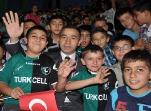 300 yoksul çocuk, ilk defa statta maç izledi