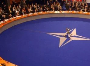 Afgan polisi 2 NATO askerini vurdu