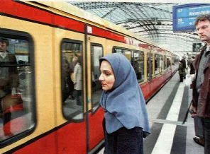 Almanya'da Müslüman kızın 'başörtü' zaferi