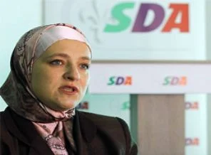 Avrupa'nın ilk başörtülü belediye başkanı