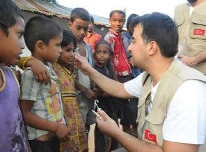 Bangladeşli yetimlerin yüzü güldü