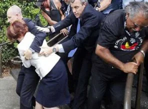 Başbakan kameralar önünde düştü - İZLE