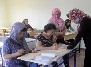 Bu cemevinde Kur'an da, semah da öğretiliyor