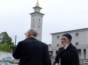Cami saldırısına tepkiler sürüyor