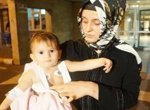 Ciğerine yemek yapışan bebek 8 saat tedavi olmayı bekledi